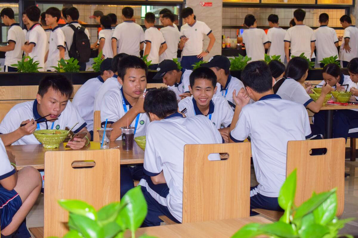 广东省高新技术高级技工学校同学吃饭情景2.jpg